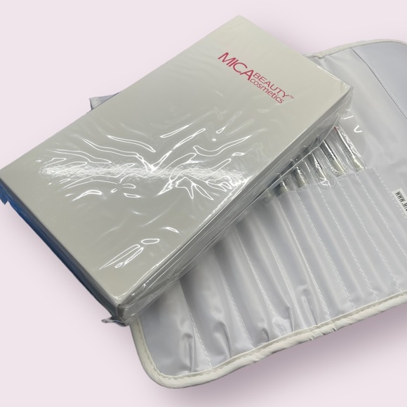 MICA Beauty Deluxe Brush Set - Picture 2 of 4